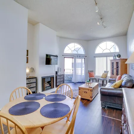 Long Beach Unit With Balcony And Pool Less Than 1 Mi To Ocean!